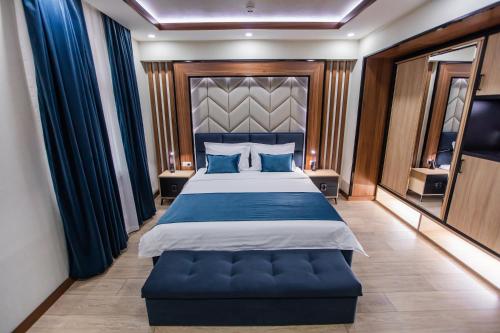 Säng eller sängar i ett rum på Art Deluxe Hotel