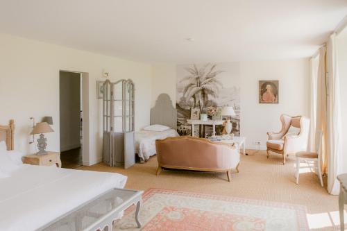 a living room with a couch and a bed at Domaine et Château de Séréville in La Belliole
