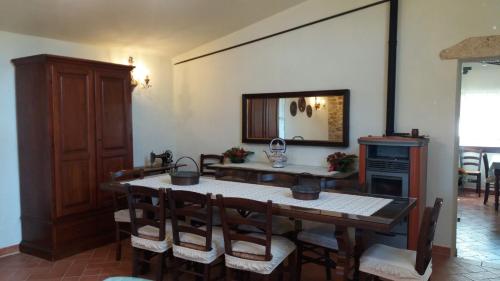 a dining room with a table and chairs and a mirror at Podere Casalbosco - Idromassaggio e panorama in Rapolano Terme