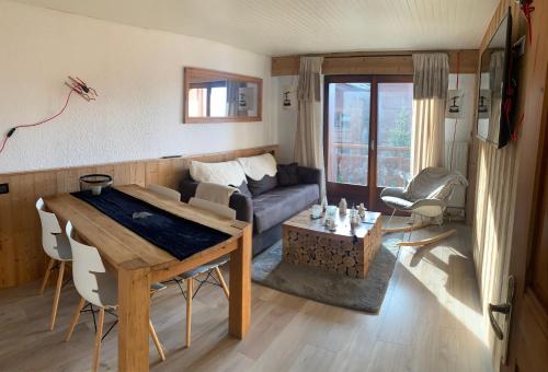 un salon avec un canapé et une table dans l'établissement Le Marquis Courchevel, à Courchevel