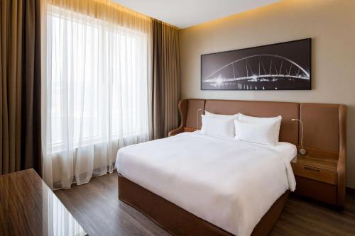 Radisson Blu Hotel, Dubai Canal View Image