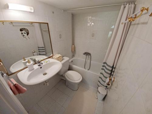La salle de bains est pourvue d'un lavabo, de toilettes et d'une douche. dans l'établissement Green tea balcony - quiet & cozy- Ano Glyfada, à Athènes