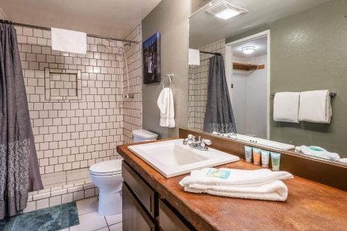 Un baño con lavabo, inodoro y espejo. en New Listing Updated 1 Bed and Loft 2 Full Bath La Residence IV N7 Sleeps 4 and Steps to Free Shuttle, en Mammoth Lakes