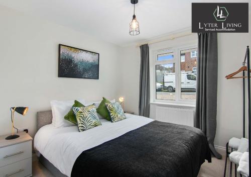 Katil atau katil-katil dalam bilik di Lyter Living Serviced Accommodation Oxford-Hawthorn-with parking