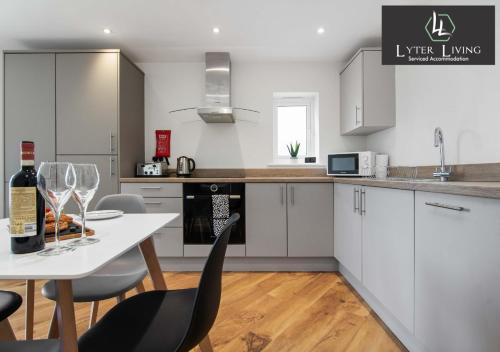 Η κουζίνα ή μικρή κουζίνα στο Oxford-Hawthorn-with-free-parking-2bed-2bath-by-Lyter-Living