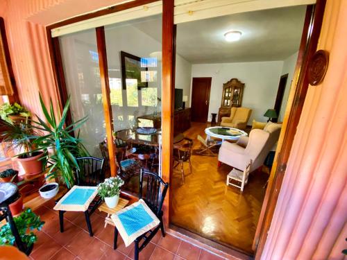 sala de estar con sillas, mesa y sala de estar en La Tioca, en Cuenca