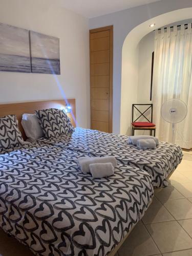 ein Schlafzimmer mit einem großen Bett mit zwei Kissen darauf in der Unterkunft adeje paradise in Adeje