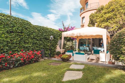 Κήπος έξω από το Hotel Santa Maria
