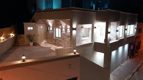 una vista aérea de un edificio con luces en SleepWell Suite en Majdal Shams