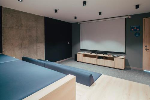 Télévision ou salle de divertissement dans l'établissement UMA Suites Chia