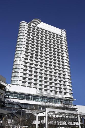 a large white building with many windows at The Yokohama Bay Hotel Tokyu in Yokohama