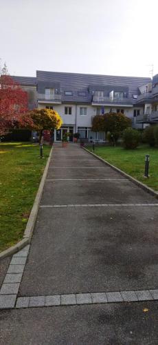 an empty parking lot in front of a building at Le Repaire du Golfeur de la Largue - Mooslargue in Mooslargue