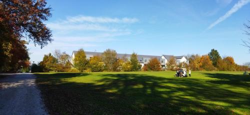 a group of people sitting in a grass field at Le Repaire du Golfeur de la Largue - Mooslargue in Mooslargue