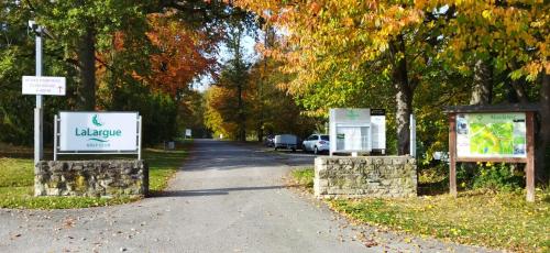 a street with two signs on the side of a road at Le Repaire du Golfeur de la Largue - Mooslargue in Mooslargue