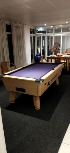 a pool table in the middle of a room at Le Repaire du Golfeur de la Largue - Mooslargue in Mooslargue