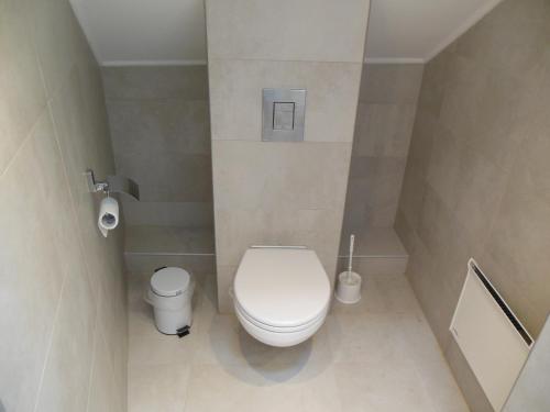 - une petite salle de bains pourvue de toilettes et d'une poubelle dans l'établissement Florence Studio, à Varna
