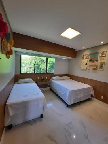 Katil atau katil-katil dalam bilik di Guarajuba Summer Flat Melhor localização de Guarajuba e melhores Flats Beira Mar de Guarajuba Dispomos de 4 flats decorados no mesmo condomínio Aqui você não precisa de carro para nada Faça tudo à pé