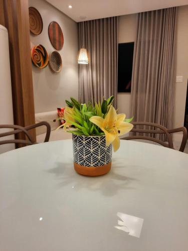 Televisyen dan/atau pusat hiburan di Guarajuba Summer Flat Melhor localização de Guarajuba e melhores Flats Beira Mar de Guarajuba Dispomos de 4 flats decorados no mesmo condomínio Aqui você não precisa de carro para nada Faça tudo à pé