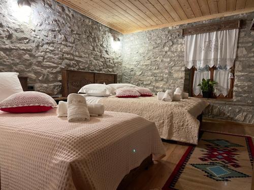 Medieval Rooms في غيروكاستر: سريرين في غرفة بجدار حجري