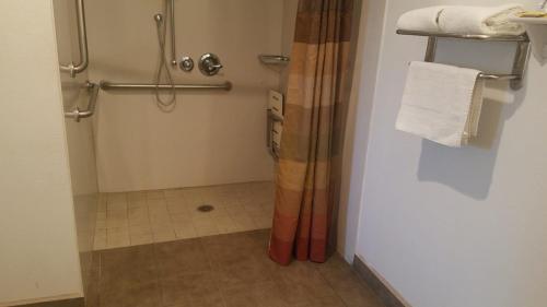 Epic Hotelにあるバスルーム