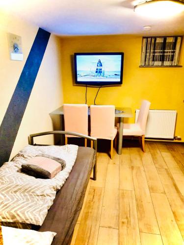 um quarto com uma cama, uma mesa e uma televisão em VictoryForYou Unterkunft em Linz