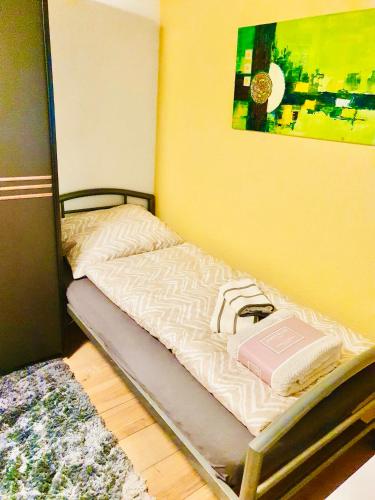 Tempat tidur dalam kamar di VictoryForYou Unterkunft