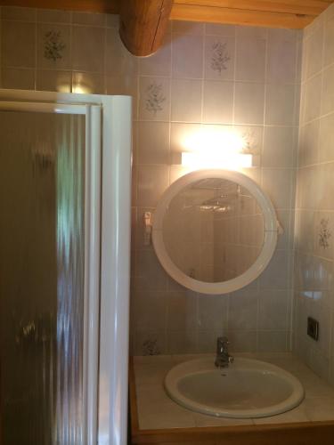 une salle de bain avec un lavabo et un miroir dans l'établissement Appartement Le Cembro, à Crest-Voland