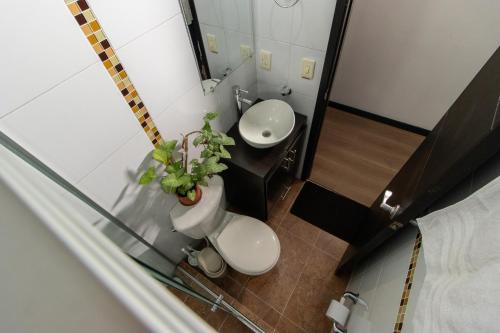 uma vista superior de uma casa de banho com 2 WC e um lavatório em Milán, Acogedor apto en Zona Rosa con Balcón em Manizales