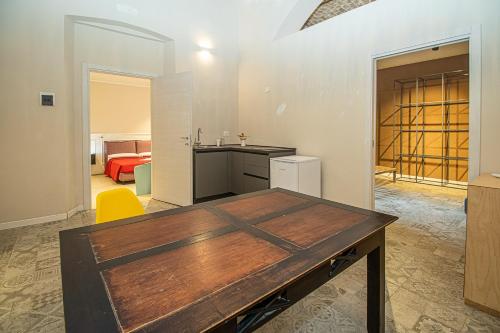 A kitchen or kitchenette at suebi rooms