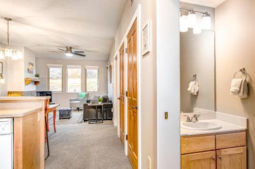 uma cozinha e sala de estar com um lavatório e um balcão em Cozy Crestview Condo em Park City