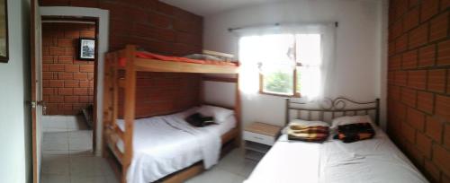 Łóżko lub łóżka piętrowe w pokoju w obiekcie La finca de Manu420