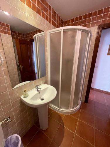 Vonios kambarys apgyvendinimo įstaigoje Apartamentos El Pajar Alcala de la Selva