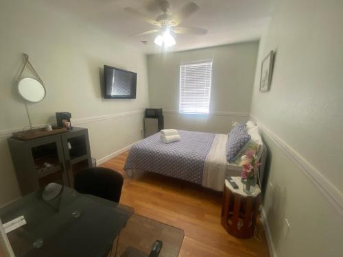 邁阿密的住宿－Casa Miami 3，一间小卧室,配有一张床和一张桌子