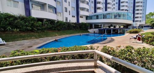 uma piscina em frente a um edifício em APARTAMENTO ÁGUAS DA SERRA - 005b em Rio Quente