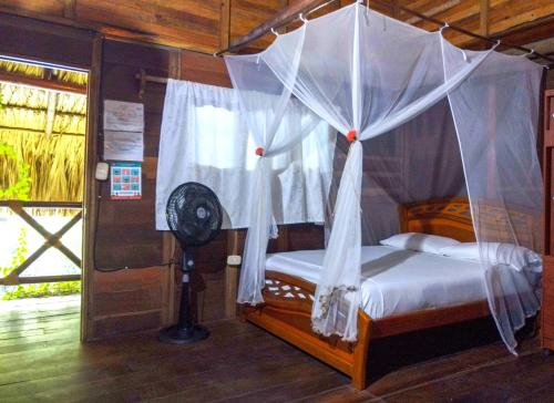 Una cama o camas en una habitación de Primaluna Beach Hostel