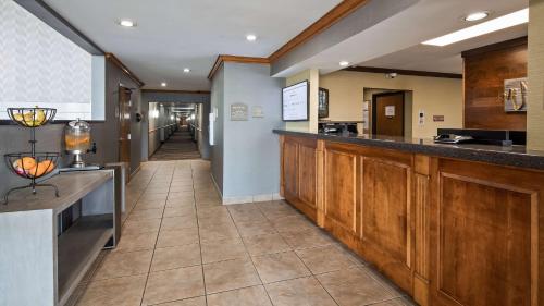 The lobby or reception area at Best Western Plus North Canton Inn & Suites