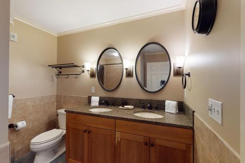 een badkamer met 2 wastafels en 2 spiegels bij Jackson Gore Bixby House in Ludlow