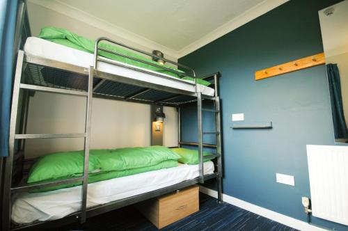 Una cama o camas cuchetas en una habitación  de YHA Poppit Sands