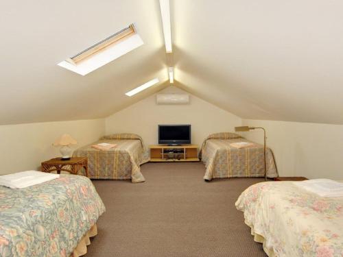 
A bed or beds in a room at Plum Tree Cottage - warm, cosy & walk to town
