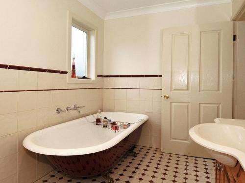
A bathroom at Plum Tree Cottage - warm, cosy & walk to town
