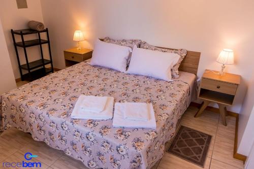 Un pat sau paturi într-o cameră la Duplex 6 pessoas ao lado da Praça das Flores