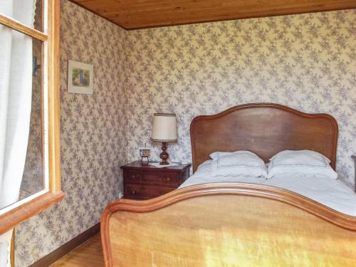 1 dormitorio con 1 cama y 1 mesa con lámpara en Maison d'une chambre a Tredrez Locquemeau a 800 m de la plage avec jardin amenage et wifi en Coat-Tredrez