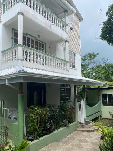 Cette maison blanche dispose d'un balcon. dans l'établissement Posada Natytali, à San Andrés