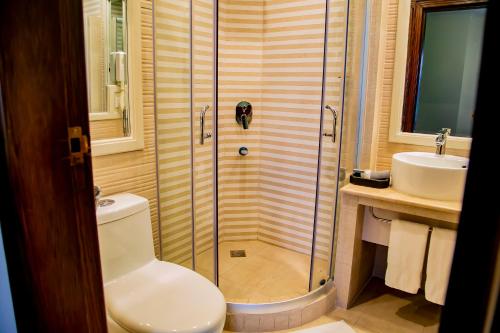 A bathroom at Saffron D'or Hotels