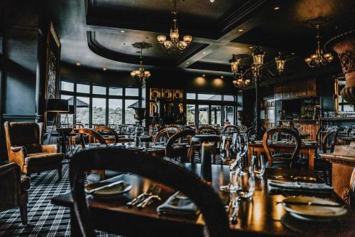 a restaurant with a table and chairs and a bar at Hotel Bellinzona Daylesford in Hepburn Springs