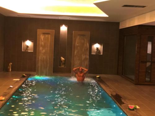 uma pessoa a tomar banho numa piscina na casa de banho do hotel em Hotel Mirasole International em Gaeta