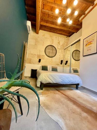 une chambre avec un lit dans une pièce dans l'établissement Grand confort au cœur de Nîmes, à Nîmes