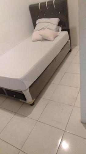 Postel nebo postele na pokoji v ubytování Ancol Homestay