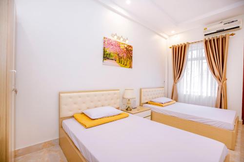 um quarto com 2 camas e uma janela em Quỳnh Trang em Thường Son