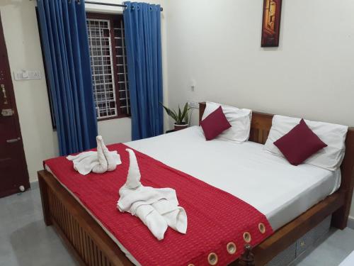 Nature Villa Kochi tesisinde bir odada yatak veya yataklar